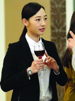 就有位打扮入时的女面试官打趣地问他是公务员