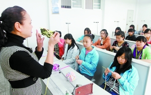 重庆一中学开设编织课 专教学生<em>织毛衣</em>围巾-重