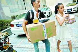 妹妹客串快递员 一天帮哥哥送20多件快递