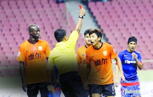 泰裁判查亚争议判罚引争议:洋哨不如土哨