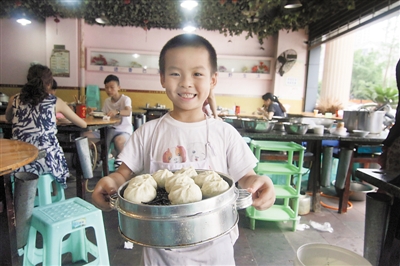 6岁小娃5点早起 帮父母卖早点 扫垃圾,擦桌子,