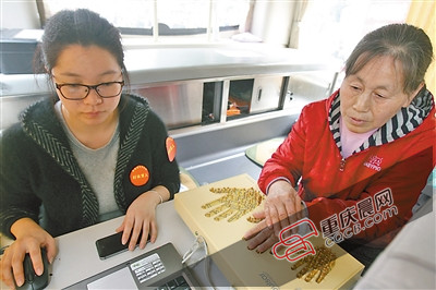 吃完鸡蛋再喝牛奶 志愿者教你这样补钙