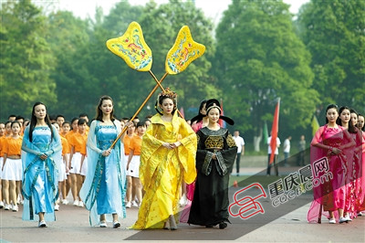 校园运动会开幕 选手有暖心大白霸气媚娘 - 重庆晨报 - 汉丰网