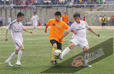 江北区业余足球联赛开幕 前国脚助阵前职业球
