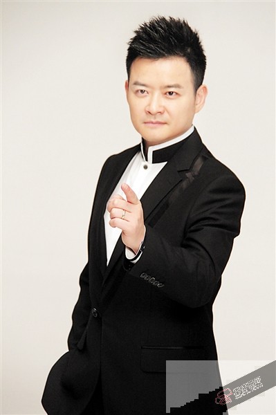 第001版: 一版 3         北漂15年 李佳明 首次主持春晚  春晚  他