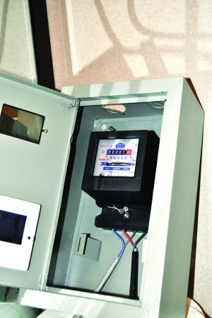 美的工作人员在空调电源插座上加装了测试电表,当时电表的读数为1.